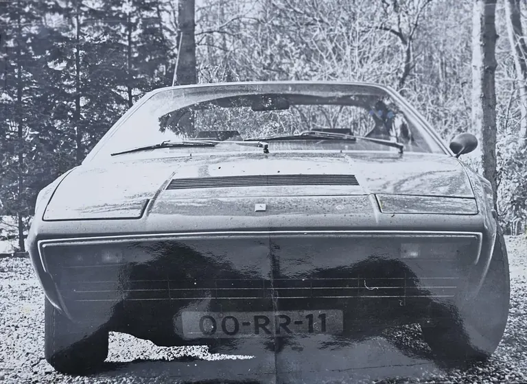 A black-and-white frontal photograph of the 308 GT4 with registration 00-RR-11, dated 1979
